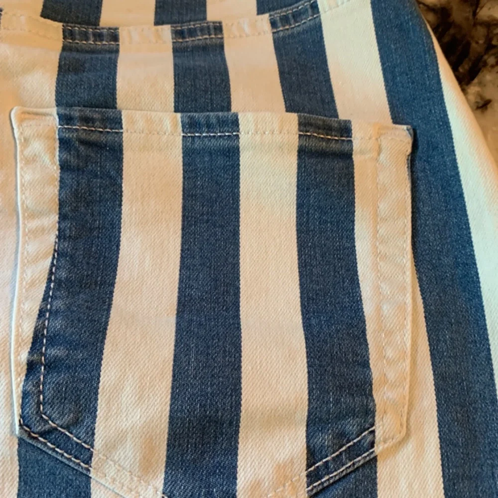 Hollister ukrra high rise distressed‎ bottom mini. Worn twice